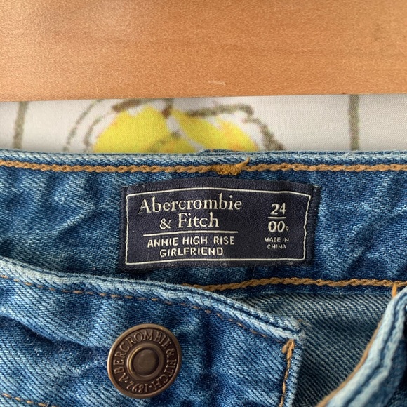 Ripped Abercrombie and Fitch girlfriend jeans - Picture 2 of 4